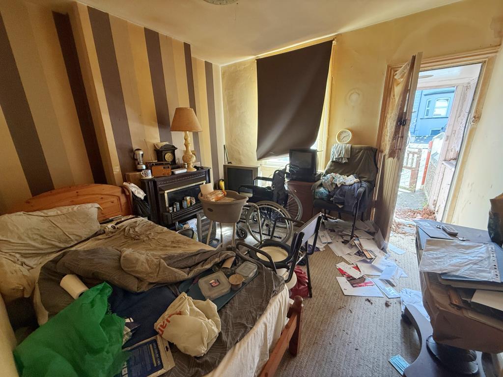 Lot: 41 - HOUSE FOR REFURBISHMENT - Living room